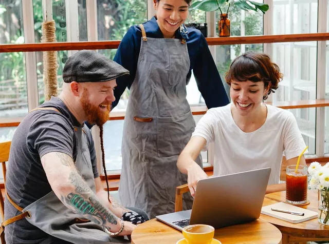 L’immagine rappresenta tre esercenti che sorridono insieme guardando il pc. Essere partner commerciale di Pluxee significa aprire un mondo di opportunità per la crescita del tuo business.
