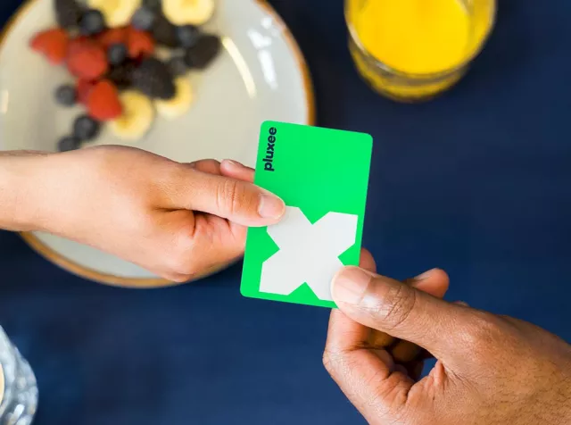 Immagine che rappresenta il pagamento della pausa pranzo con la card dei Buoni Pasto Pluxee.