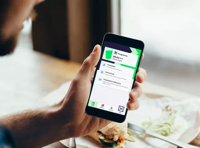 Immagine di un utilizzatore che paga direttamente da smartphone grazie alla card virtuale dei Buoni Pasto Pluxee