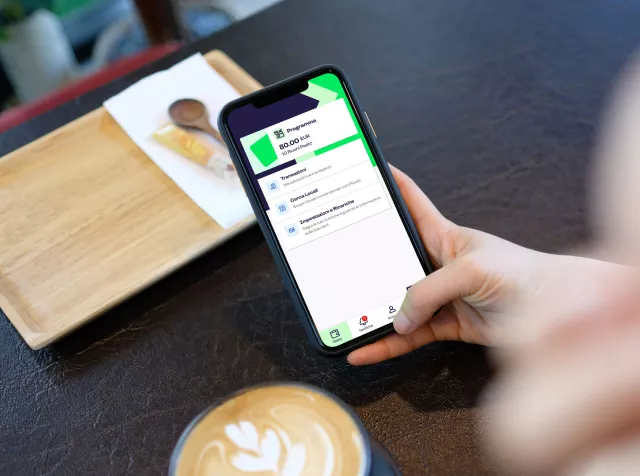 Immagine di un utilizzatore che paga direttamente da smartwatch grazie alla card virtuale dei Buoni Pasto Pluxee